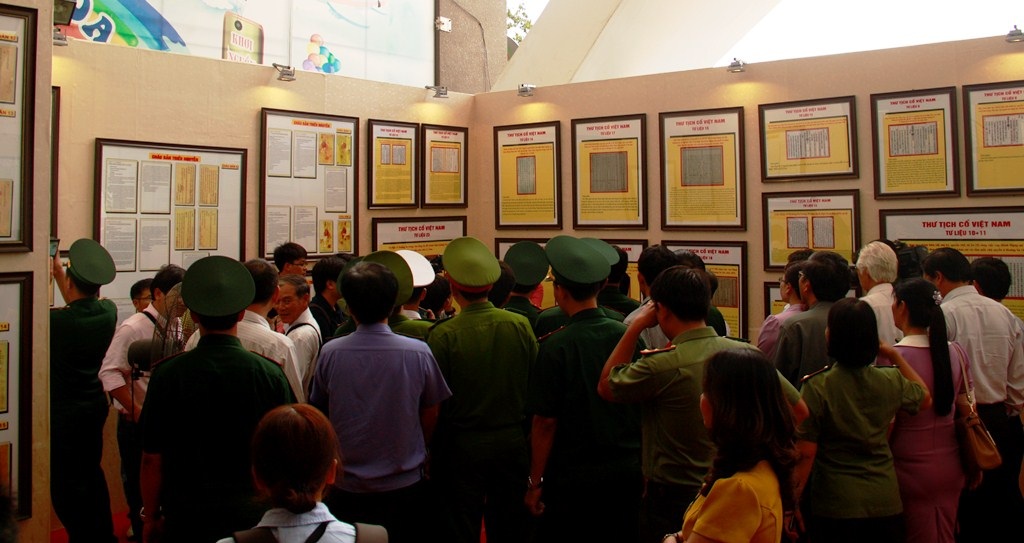 Đông đảo cán bộ, chiến sĩ và đại diện các tầng lớp nhân dân tham dự triển lãm 