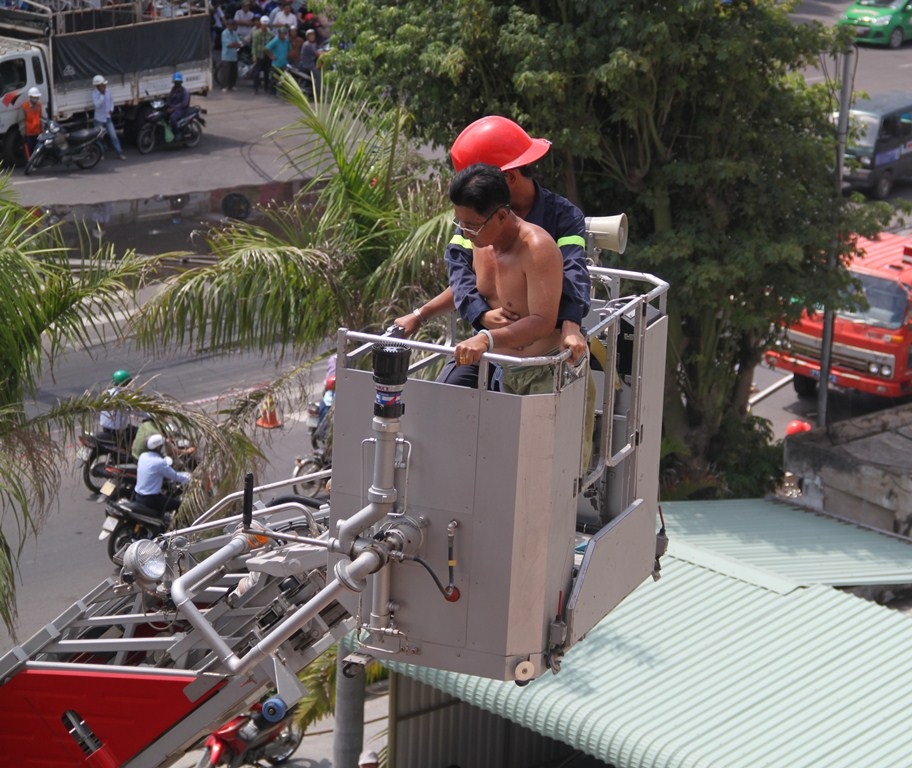 
Đưa khách từ tầng 3 xuống đất.
