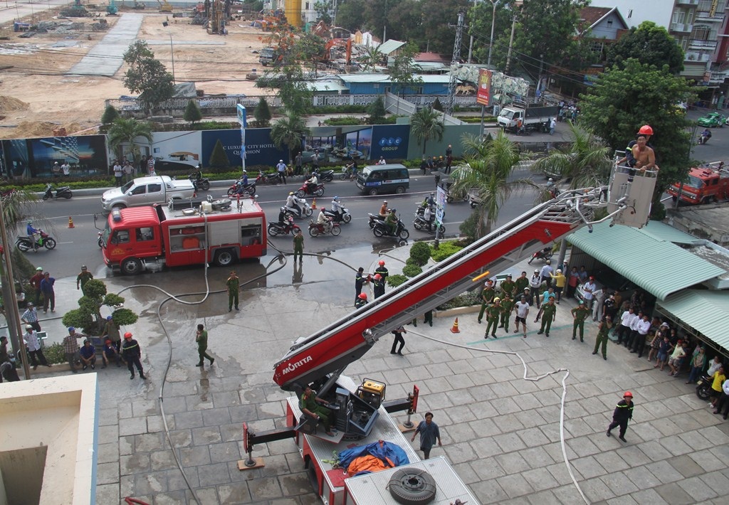 Lực lượng cứu hộ kịp thời có mặt khống chế đám cháy