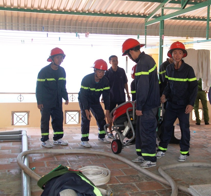 
Lực lượng chữa cháy dùng quạt gió để thổi khói, tiếp cận hiện trường
