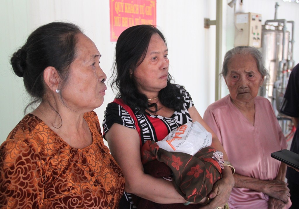 
Khách thuê phòng hoảng loạn sau khi thoát khỏi vụ cháy.
