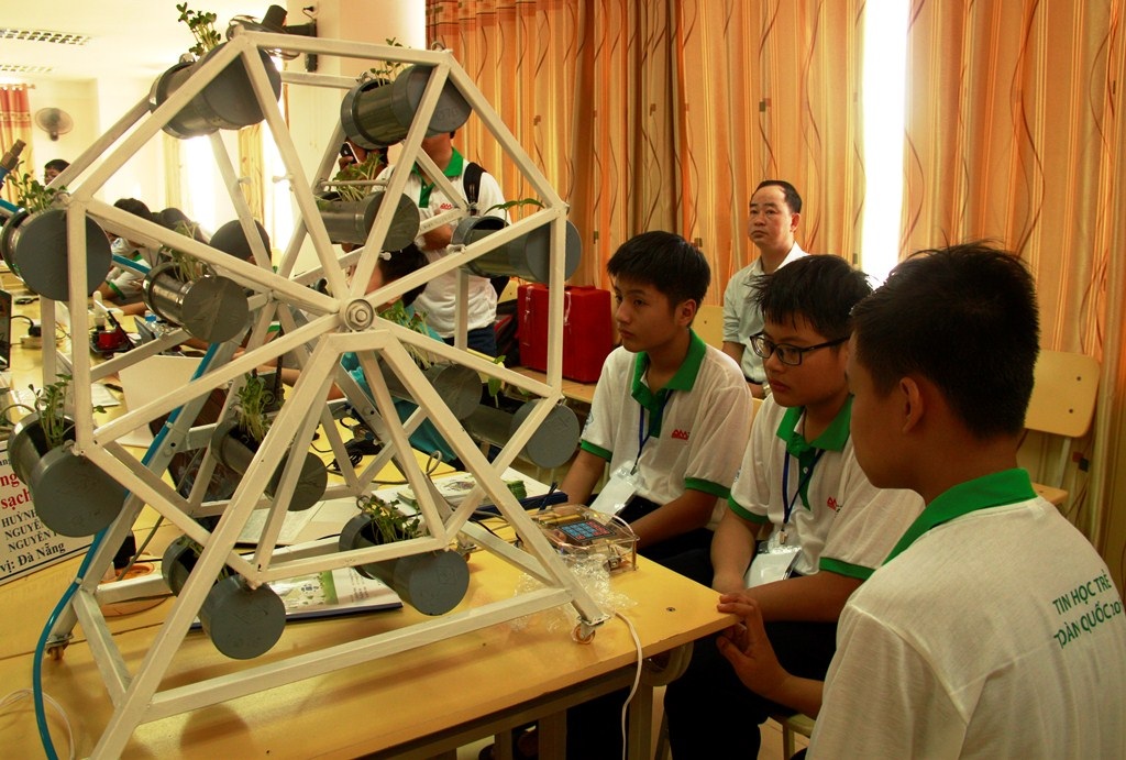 Sản phẩm sáng tạo hệ thống khay trồng rau sạch tự động