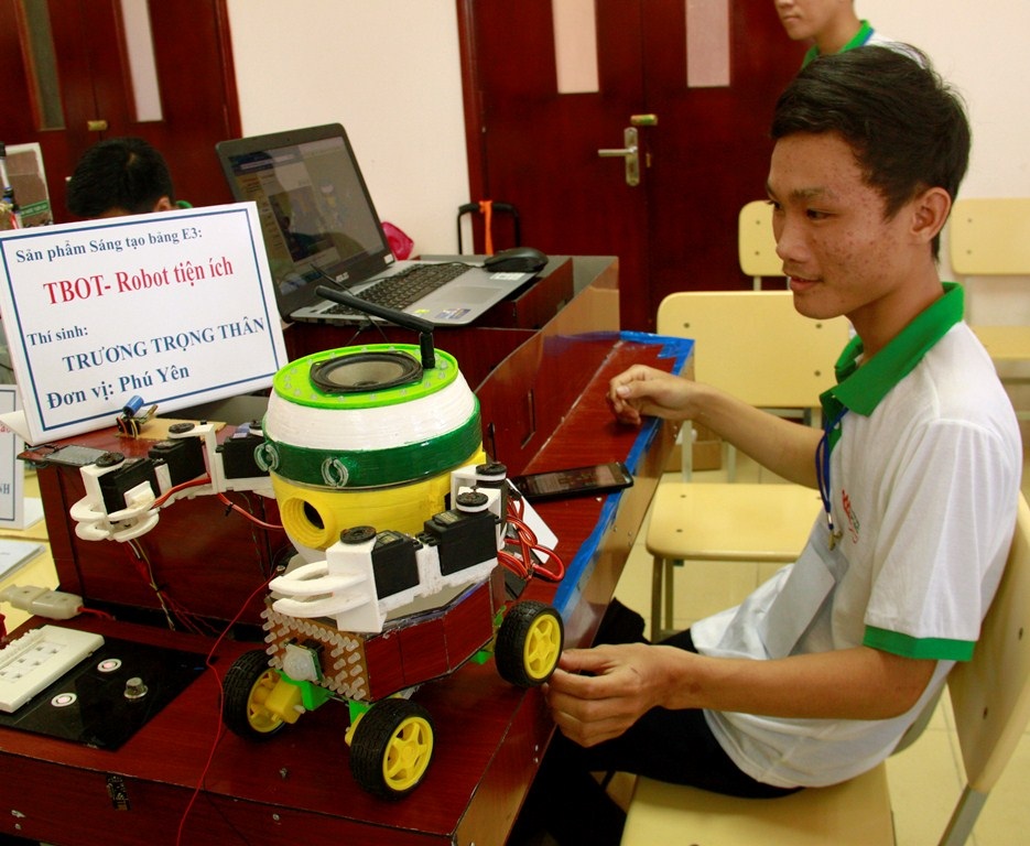 Sáng tạo Robot tiện ích của chàng trai nghèo ở miền quê nghèo của tỉnh Phú Yên