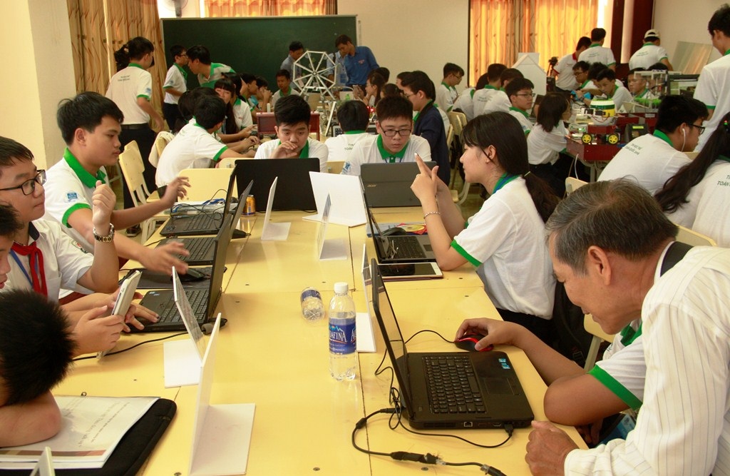 Các thí sinh đang dự thi ở phần thi phần mềm sáng tạo