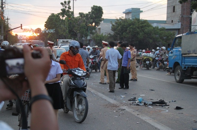 Hiện trường vụ tai nạn giao thông khiến hai ông cháu chết thảm