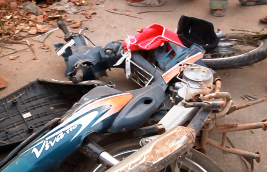 
Chiếc xe máy của nạn nhân bị cán nát phần đầu.
