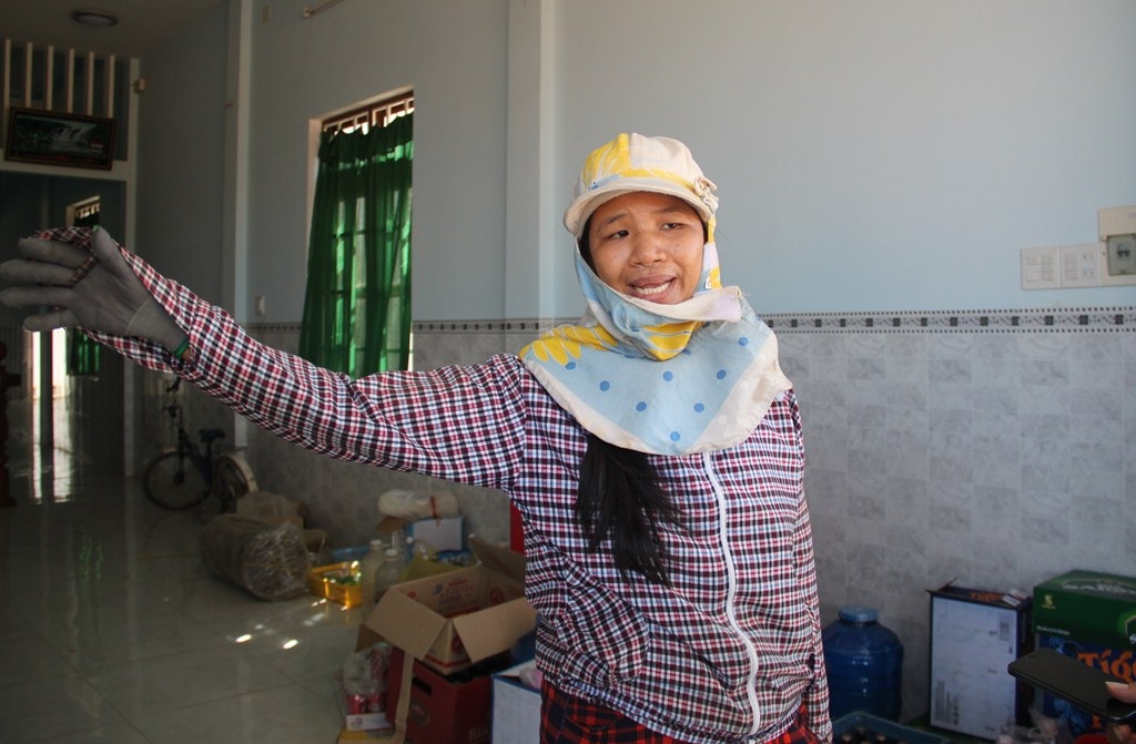 Chị Vương bức xúc nhiều lần cùng nhân dân trong xóm ra chặn xe yêu cầu đơn vị thi công tưới nước nhưng mọi việc đâu lại vào đó