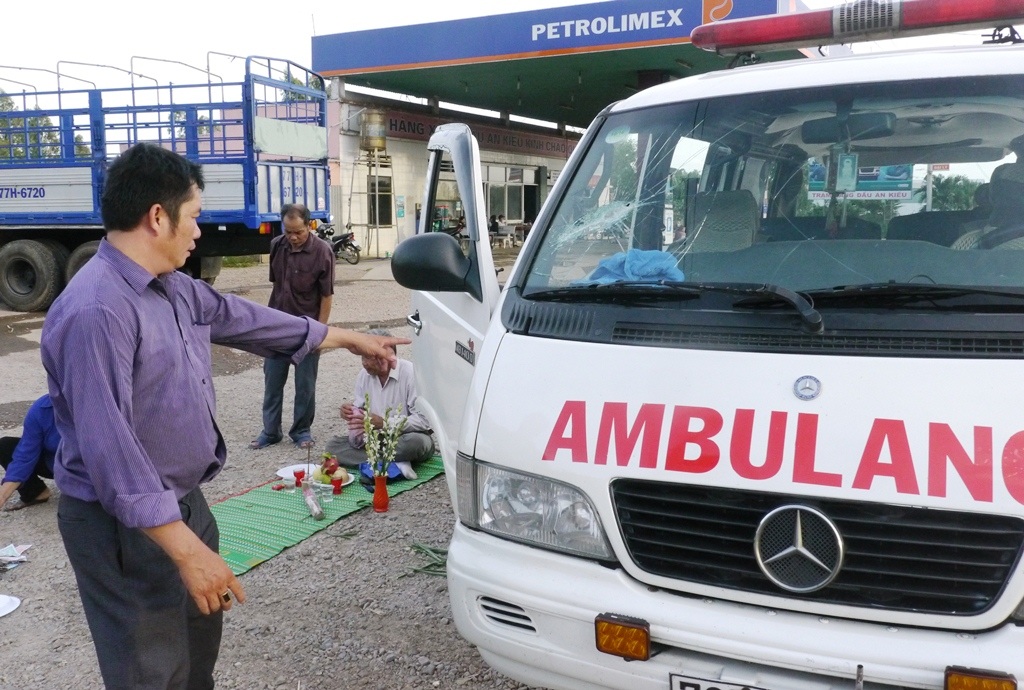 
Ông Tuấn bị cha con ông Tạo dùng hung khí đuổi đánh, giành chở một thi thể bệnh nhân.
