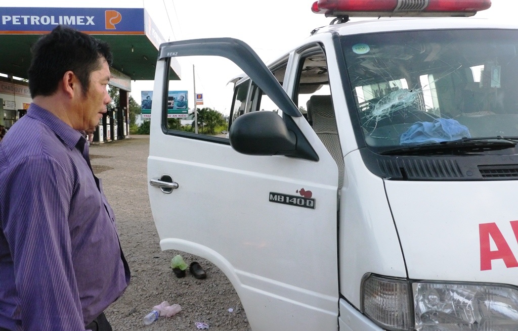 Sau vụ đập xe cứu thương giành chở người chết xảy ra tại Trung tâm Y tế huyện Phù Mỹ, UBND tỉnh đã có văn bản khẩn trương chấn chỉnh tình trạng trên.