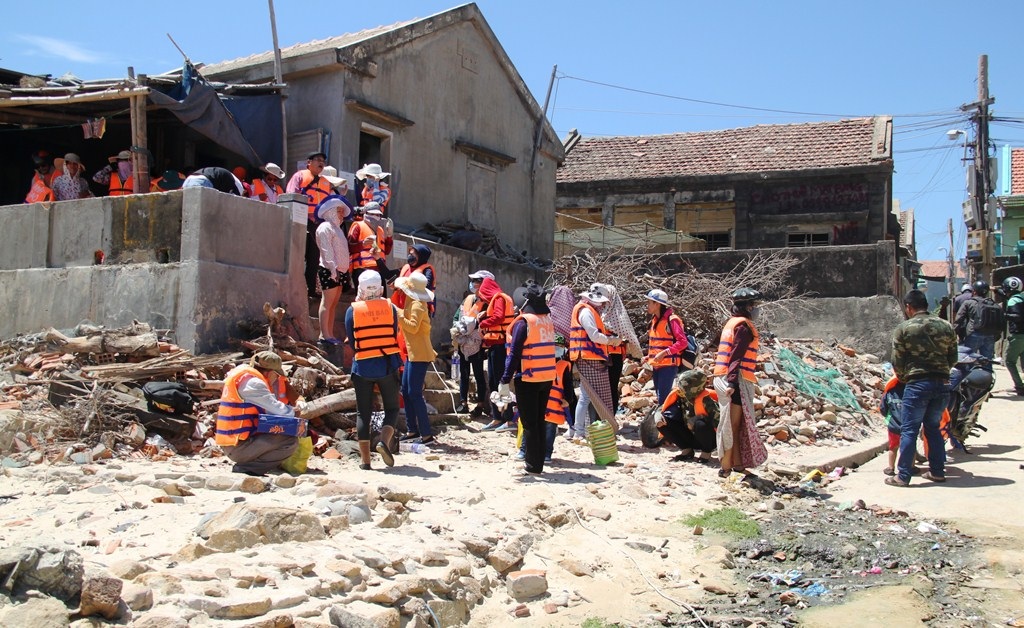 Eo Gió, Kỳ Co, Bãi Rạng... xã Nhơn Lý đang là điểm đến của khách du lịch ở Hà Nội và Tây Nguyên tham quan