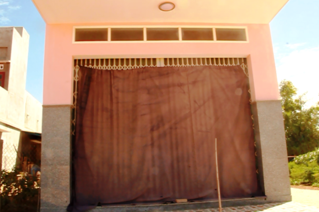 Nhà cửa phải đóng cửa và che phủ mền kín mít để chống bụi