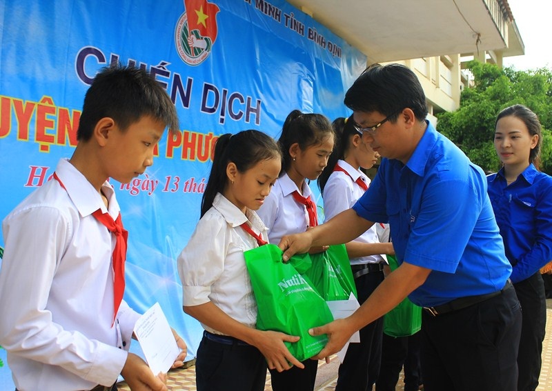 Anh Lương Đình Tiên, Phó Bí thư Thường trực Tỉnh đoàn Bình Định trao học bổng cho các em học sinh nghèo vượt khó học tập