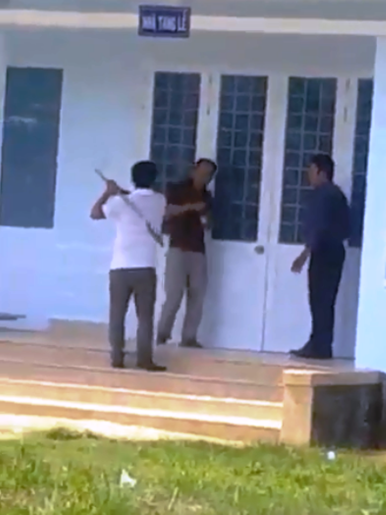 Vụ truy sát tài xế xe cấp cứu: “Giang hồ” trong bệnh viện? - 1
Một người cầm hung khí định chém tài xế Tuấn tại Nhà Tang lễ Trung tâm Y tế huyện Phù Mỹ (Bình Định).