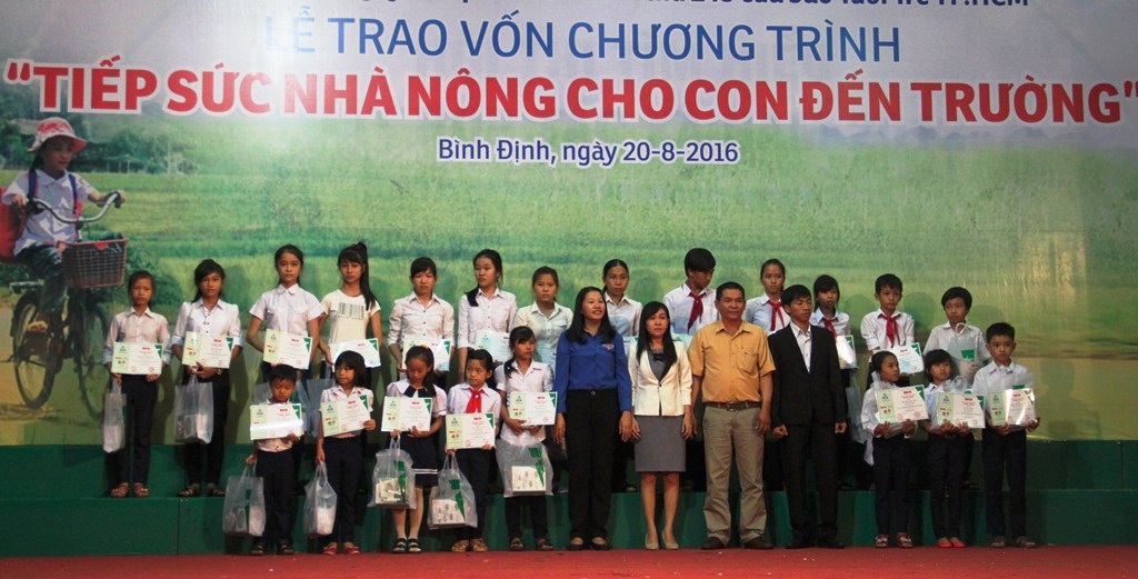 Trao học bổng cho 60 học sinh con nhà nông có hoàn cảnh khó khăn nhưng có nghị lực vươn lên học giỏi