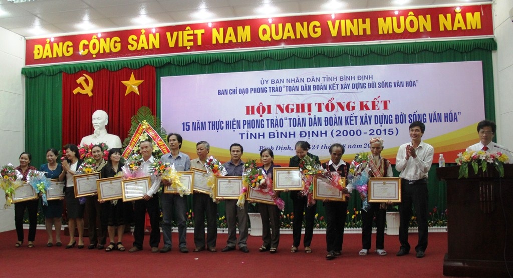 Các gia đình nhận Bằng khen gia đình văn hóa do UBND tỉnh Bình Định trao