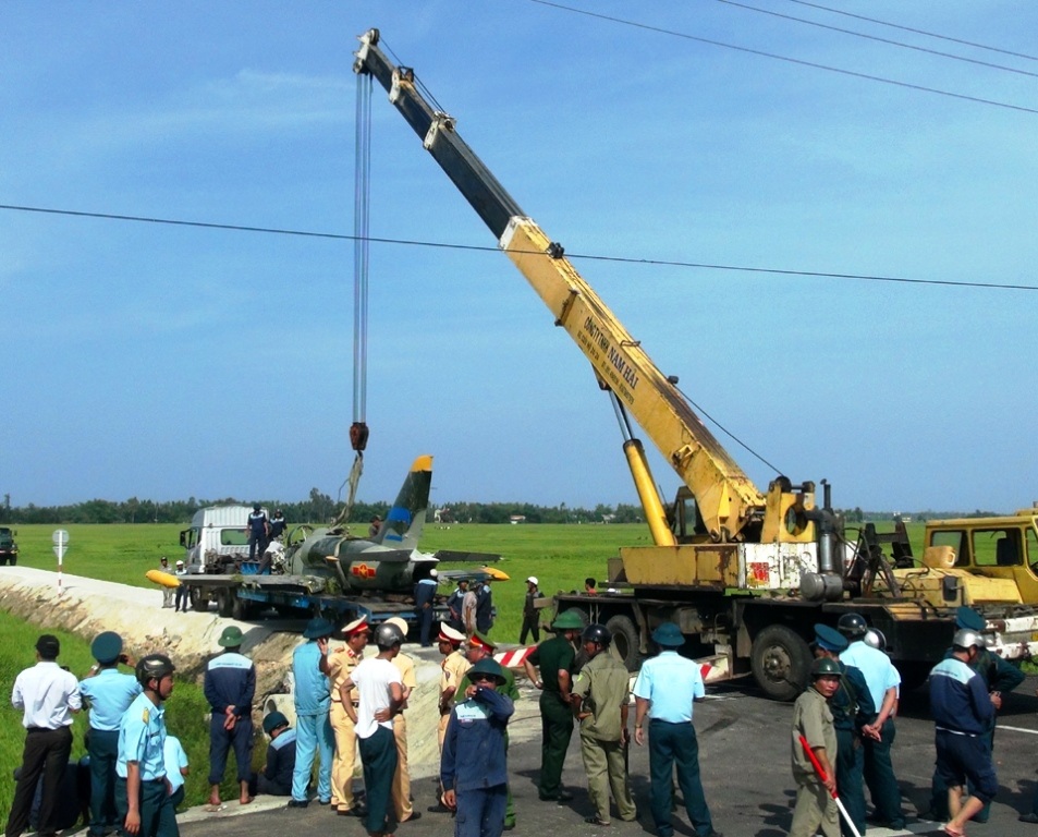 Dự kiến ngày mai (27/8) an táng phi công hi sinh trong lúc bay tập luyện - 1 Máy bay gặp nạn được cẩu lên xe đưa về Trung đoàn Không quân 910 phục vụ công tác điều tra