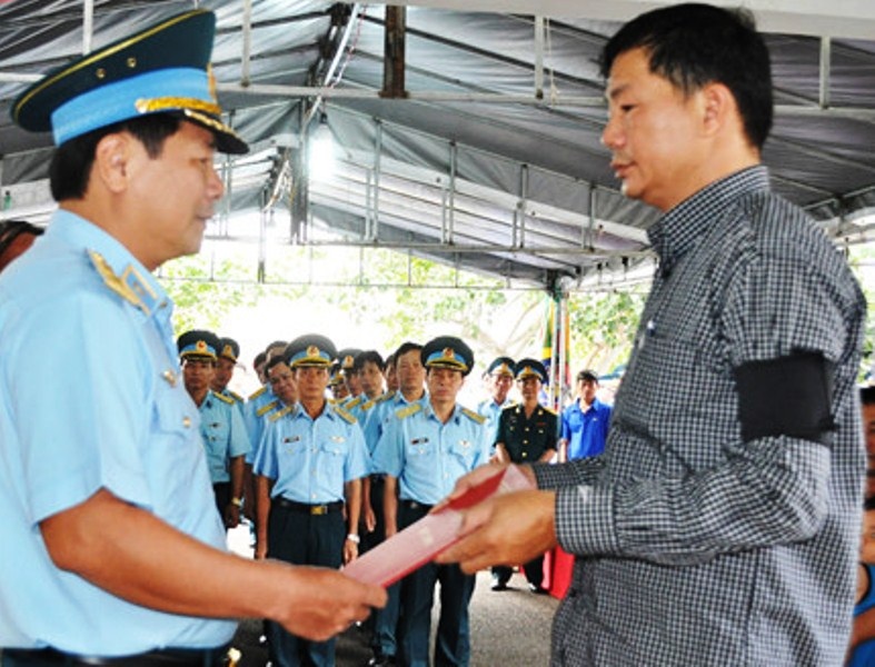 Công nhận tốt nghiệp, truy phong quân hàm Thiếu úy cho phi công hy sinh - 3
Trung tướng Lê Huy Vịnh, Uỷ viên Trung ương Đảng, Tư lệnh Quân chủng Phòng không Không quân đã trao quyết định của Bộ trưởng Bộ Quốc phòng truy phong quân hàm từ Thượng sĩ lên Thiếu úy cho đại diện gia đình học viên Phạm Đức Trung.
