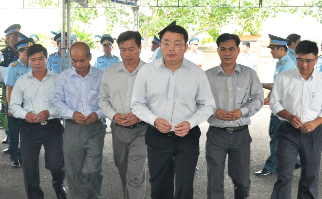“Trung hy sinh khi đang làm nhiệm vụ của một người lính” - 2 Lãnh đạo tỉnh Phú Yên viếng Thiếu úy Trung