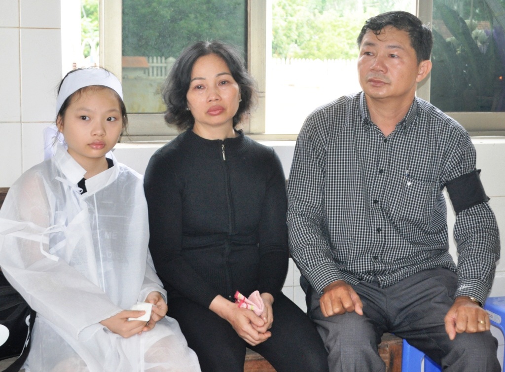 “Trung hy sinh khi đang làm nhiệm vụ của một người lính” - 1 Trung tá Phạm Đức Thuận, bố của Thiếu úy Phạm Đức Trung dù rất đau buồn nhưng vẫn nén nỗi đau vào lòng để làm điểm tựa vững chắc cho vợ và cô con gái