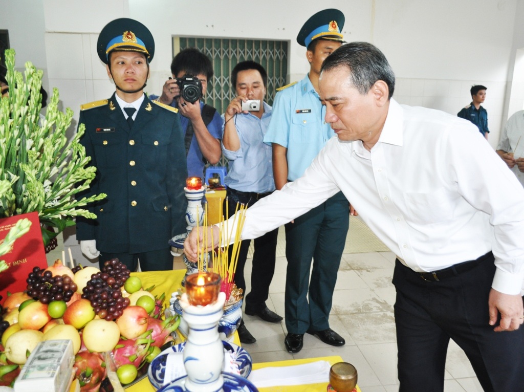 “Trung hy sinh khi đang làm nhiệm vụ của một người lính” - 3
Bộ trưởng Bộ Giao thông vận tải Trương Quang Nghĩa bày tỏ: “Sự hy sinh của đồng chí Phạm Đức Trung là hành động dũng cảm của anh bộ đội Cụ Hồ.