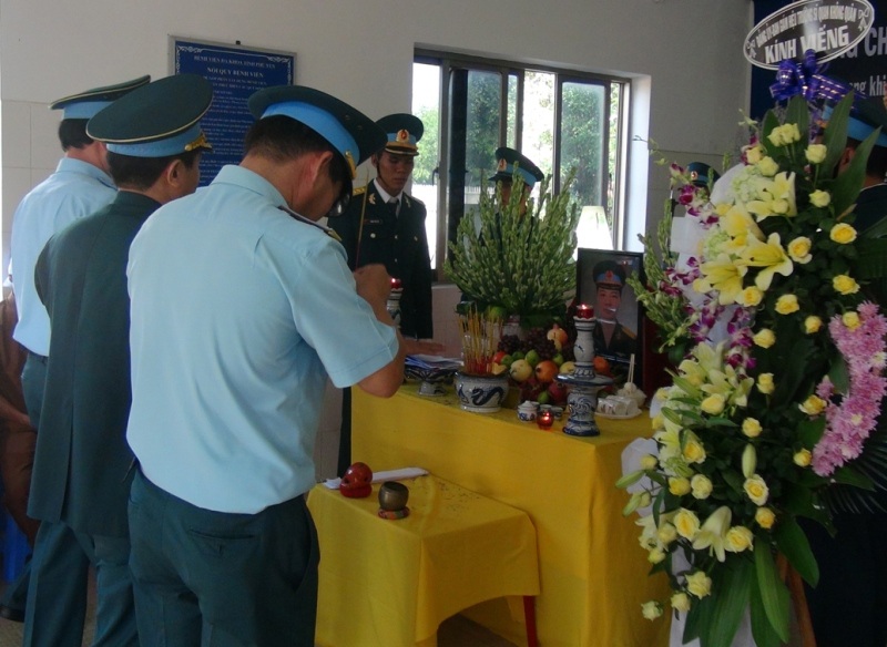 Công nhận tốt nghiệp, truy phong quân hàm Thiếu úy cho phi công hy sinh - 6 Đồng chí, đồng đội thăm viếng phi công trẻ Phạm Đức Trung