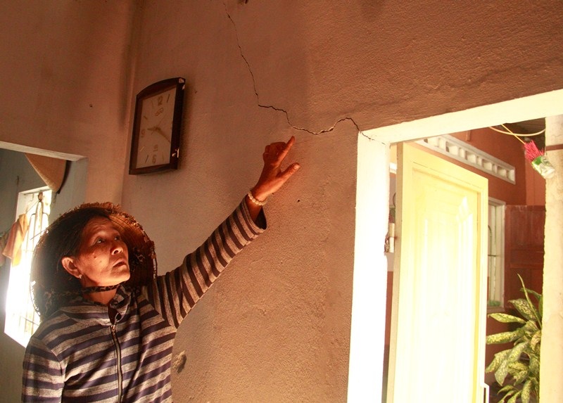 Bà Em cho rằng từ ngày thi công cầu Lê Thanh Nghị nhà bà và nhiều hộ dân lân cận bị nứt nhiều