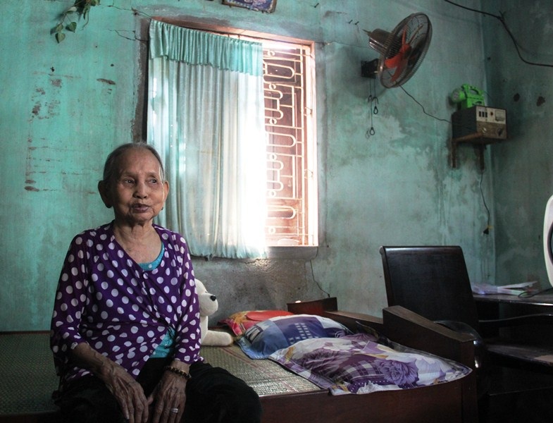 Bà Lẹc trong ngôi nhà đang xuống cấp nhưng nếu thi công đóng cọc thì nhà bà có thể sập bất cứ lúc nào