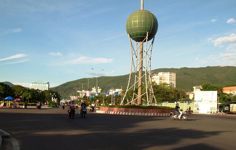 Ngay cả tuyến phố chính đường Nguyễn Tất Thành nối dài cũng khá vắng vẻ người tham gia giao thông