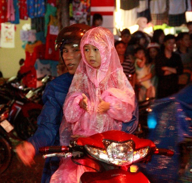 
Một em nhỏ tiếc nuối vì đêm rằm kém vui.
