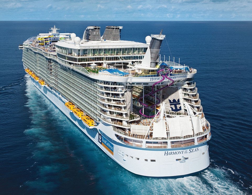 Chiêm ngưỡng vẻ đẹp của siêu du thuyền lớn nhất thế giới - 2 Harmony of the Seas là du thuyền lớn nhất thế giới với sức chứa lên tới hơn 6.000 khách (Ảnh: Dailymail)