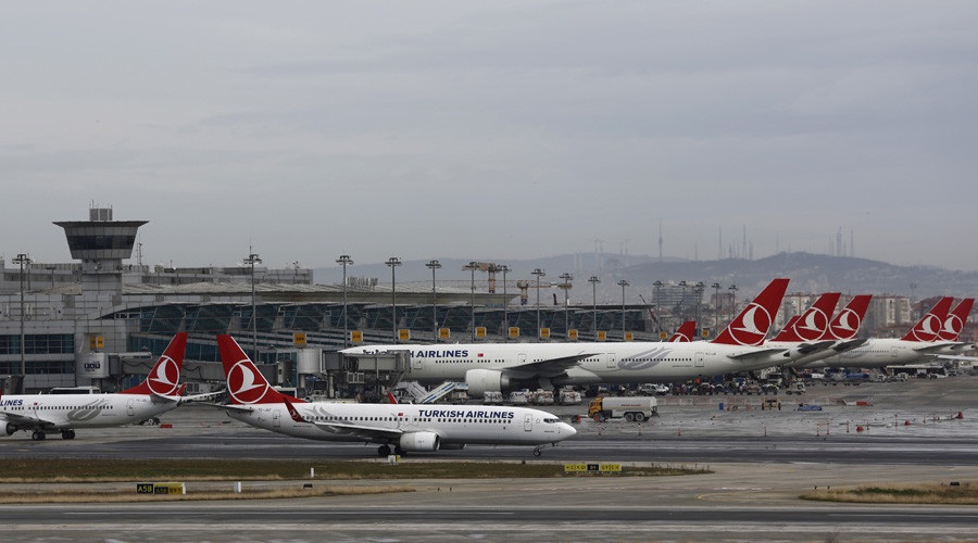 Máy bay chở khách Thổ Nhĩ Kỳ bị đe dọa đánh bom - 1 Máy bay của hãng Turkish Airlines đỗ tại sân bay Atarturk, Thổ Nhĩ Kỳ (Ảnh: Reuters)