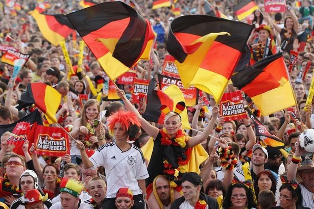 Tình báo Đức: IS đặt EURO 2016 vào tầm ngắm - 1 Người hâm mộ cổ vũ trong một trận đấu tại EURO 2012 (Ảnh: Getty)