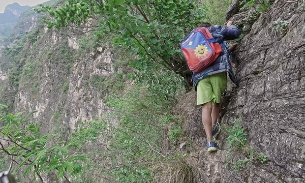 Hãi hùng cảnh học sinh Trung Quốc leo vách đá đi học - 5 Một học sinh khác phải đi men theo sườn núi (Ảnh: Chen Jie)