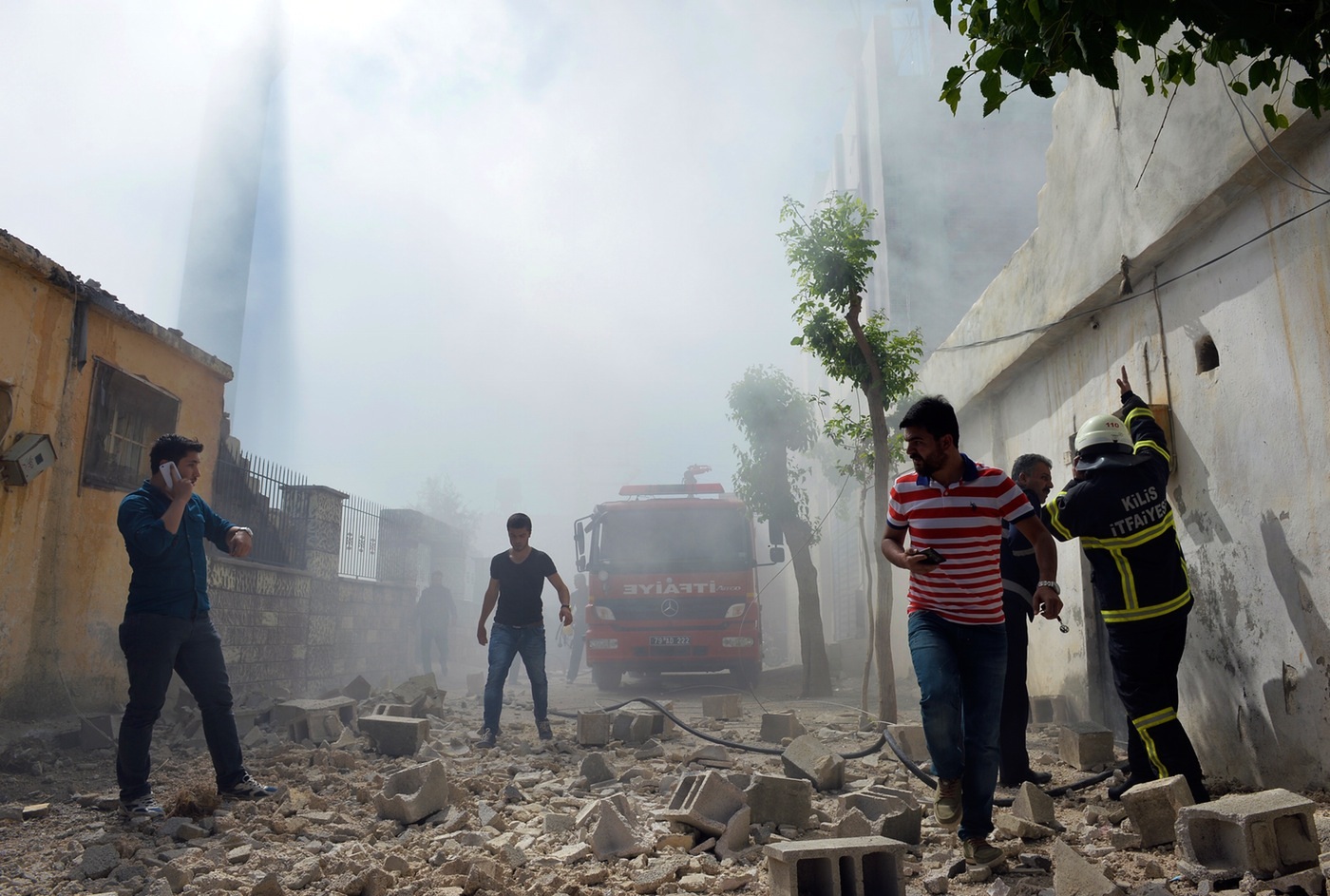 Rocket bắn từ Syria rơi gần sân bay Thổ Nhĩ Kỳ - 1 Hiện trường một vụ phóng rocket từ Syria sang thành phố Kilis, Thổ Nhĩ Kỳ hôm 19/4 (Ảnh: AP)