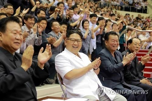 Ông Kim Jong-un cổ vũ thi đấu bóng rổ - 1
Ông Kim Jong-un cùng các quan chức cấp cao cổ vũ trận thi đấu bóng rổ giữa Triều Tiên và Trung Quốc (Ảnh: Yonhap)