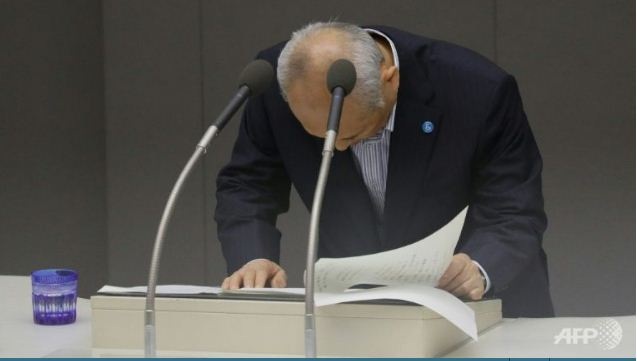 Thị trưởng Tokyo Yoichi Masuzoe cúi đầu xin lỗi trong cuộc họp hôm 1/6 (Ảnh: AFP)