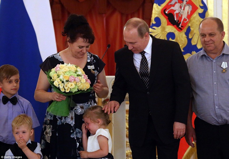 Tổng thống Putin bất lực trước bé gái khóc nhè - 1 Tổng thống Putin bất lực trước bé gái khóc nhè - 1