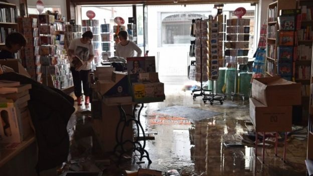 Pháp sơ tán hàng nghìn người vì mưa lũ lịch sử - 9 Các cửa hàng kinh doanh tại Pháp buộc phải đóng cửa vì nước lũ dâng cao, thiệt hại về tài sản đến nay vẫn chưa thống kê hết (Ảnh: AFP)
