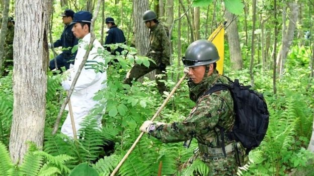 Khả năng sinh tồn đáng ngạc nhiên của cậu bé Nhật Bản bị mất tích trong rừng - 6 Cảnh sát và lực lượng cứu hộ Nhật Bản đã tìm kiếm ròng rã suốt một tuần trong rừng (Ảnh: Reuters)