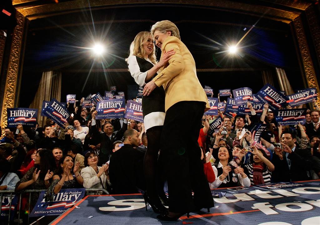 Cuộc đời và sự nghiệp của Hillary Clinton - 12 Tháng 2/2008, Nghị sĩ Hillary ôm con gái Chelsea trong chiến dịch tranh cử tổng thống của bà tại New York. Tuy nhiên sau đó bà Hillary đành chấp nhận thất bại trước ông Obama và tuyên bố chấm dứt cuộc vận động tranh cử. Bà cũng tuyên bố ủng hộ ông Obama trong cuộc đua vào Nhà Trắng (Ảnh: Elise Amendola)
