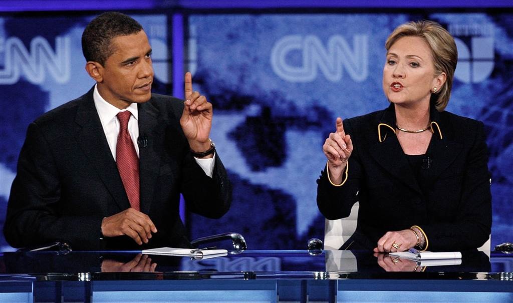 Cuộc đời và sự nghiệp của Hillary Clinton - 11
Năm 2007, bà Hillary bắt đầu cuộc đua giành tấm vé đại diện cho đảng Dân chủ ra tranh cử tổng thống. Một trong những đối thủ nặng ký của bà trong đảng Dân chủ lúc đó là thượng nghị sĩ Barack Obama đại diện cho bang Illinois. Trong ảnh, ông Obama và bà Hillary trong một phiên tranh luận tại bang Texas hồi tháng 2/2008 (Ảnh: Deborah Cannon)
