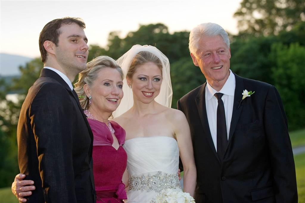 Cuộc đời và sự nghiệp của Hillary Clinton - 14 Vợ chồng bà Hillary chụp ảnh trong lễ cưới của con gái Chelsea và con rể Marc Mezvinsky hồi tháng 7/2010 (Ảnh: AFP)