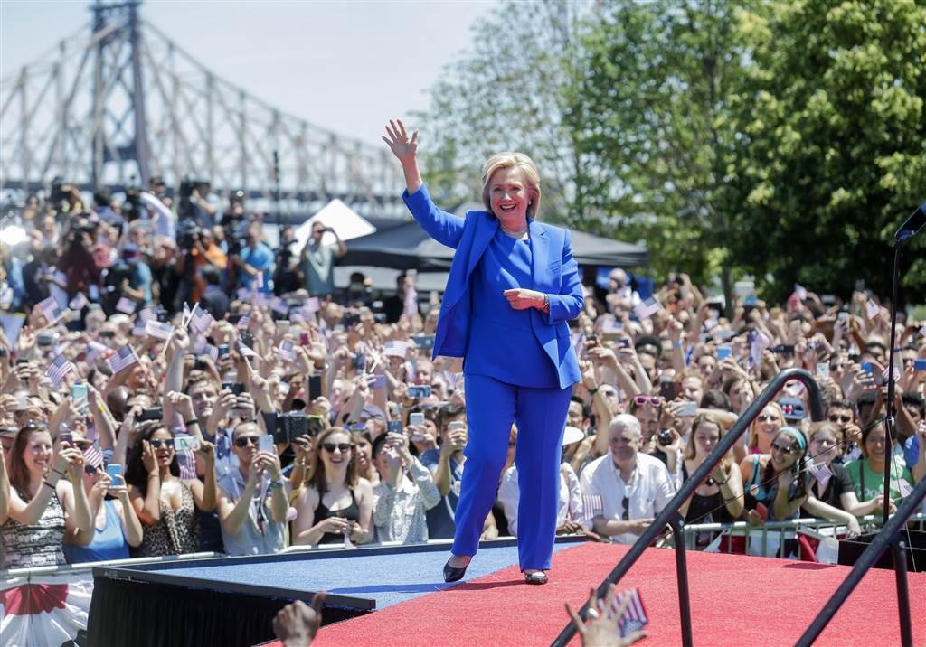 Cuộc đời và sự nghiệp của Hillary Clinton - 18 Năm 2015, bà Hillary chính thức khởi động chiến dịch tranh cử để giành tấm vé đại diện cho đảng Dân chủ trong cuộc đua vào Nhà Trắng năm 2016. Trong ảnh, bà Hillary diễn thuyết trước những người ủng hộ tại New York hồi tháng 7/2015 (Ảnh: EPA)