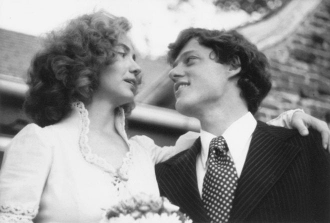 Cuộc đời và sự nghiệp của Hillary Clinton - 3 Hillary Rodham và Bill Clinton kết hôn năm 1975. Sau đó cả hai chuyển về sống ở bang Arkansas. Khi đó, ông Bill Clinton chuẩn bị chiến dịch tranh cử vào Quốc hội Mỹ còn bà Hillary làm việc cho một công ty luật (Ảnh: Guardian)