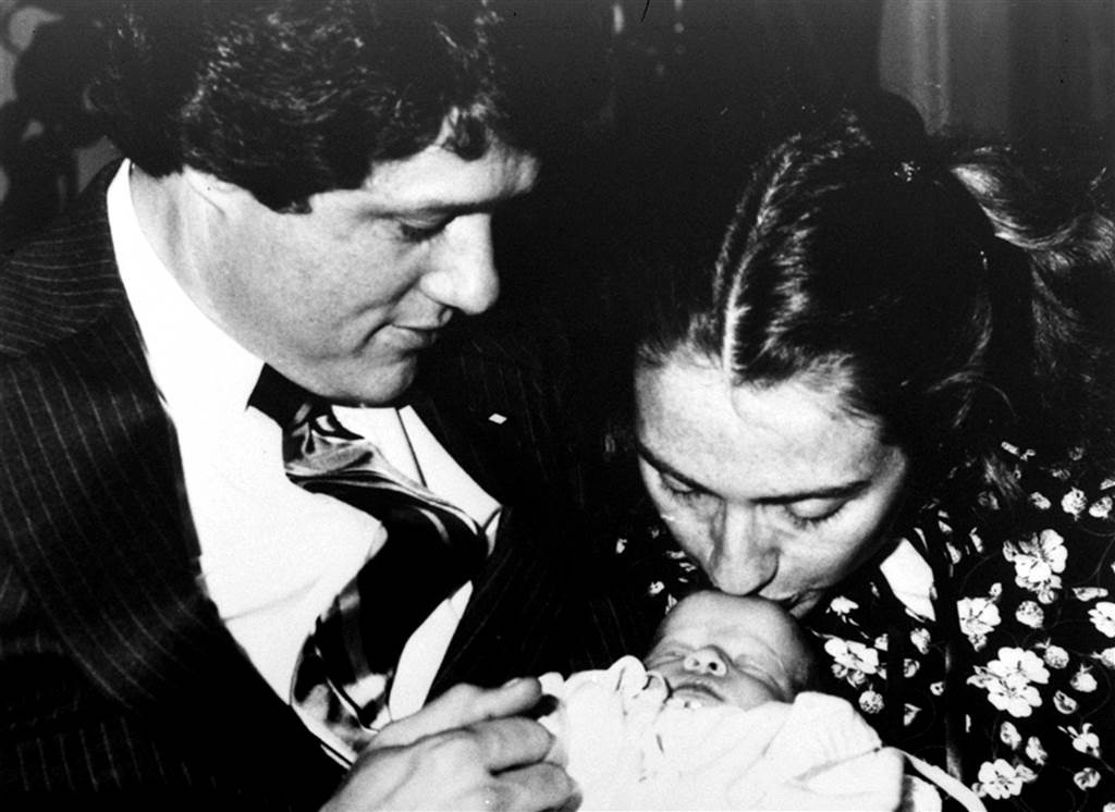 Cuộc đời và sự nghiệp của Hillary Clinton - 4 Tháng 5/1980, bà Hillary Clinton chụp ảnh cùng chồng Bill Clinton, khi đó là thống đốc bang Arkansas, và con gái Chelsea vừa chào đời (Ảnh: Donald R. Broyles)