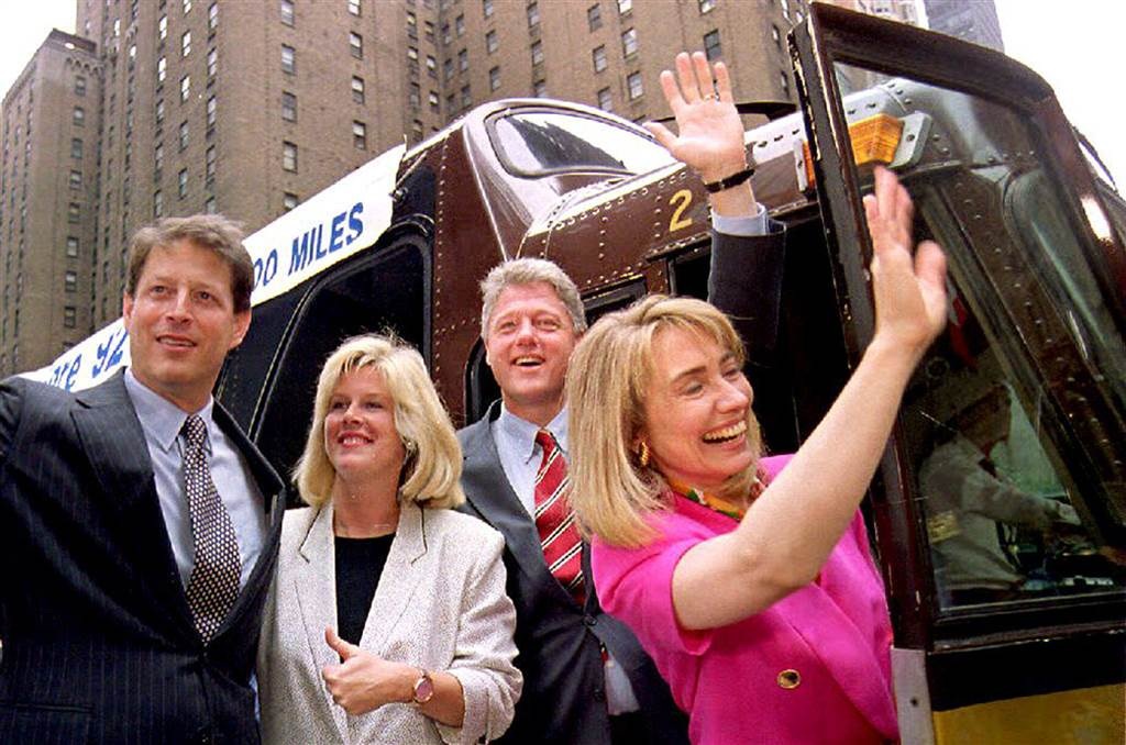 Cuộc đời và sự nghiệp của Hillary Clinton - 6 Tháng 7/1992, bà Hillary (ngoài cùng bên phải) cùng ông Bill Clinton (thứ hai từ phải qua), lúc đó là ứng viên tổng thống đảng Dân chủ, và vợ chồng phó ứng viên tổng thống đảng Dân chủ, ông Al Gore (ngoài cùng bên trái), vẫy tay chào tạm biệt những người ủng hộ trước khi lên xe thực hiện chuyến hành trình xuyên Mỹ để vận động tranh cử (Ảnh: AFP)