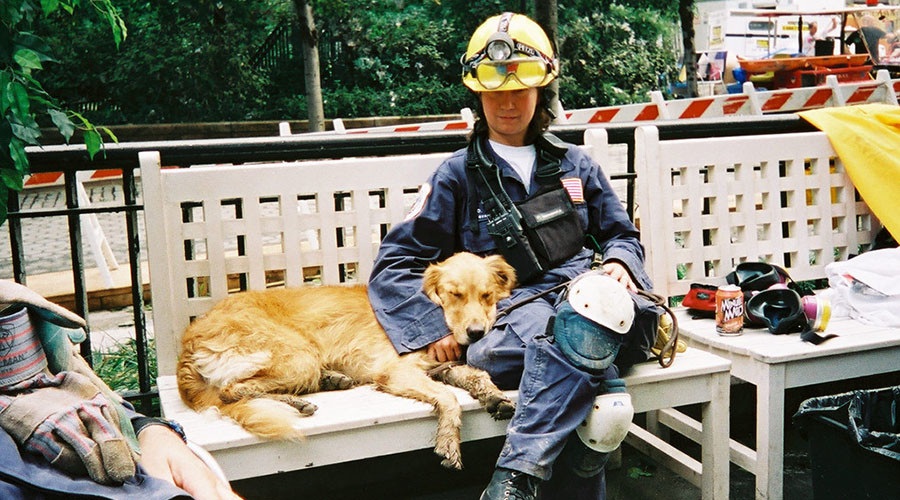 Lính Mỹ nghiêm trang chào vĩnh biệt "người hùng 4 chân" trong đội cứu hộ 11/9 - 2
Bretagne cùng người hướng dẫn khi tham gia nhiệm vụ cứu hộ đầu tiên năm nó 2 tuổi (Ảnh: TEEX)