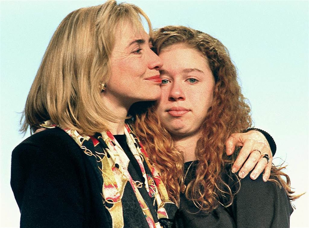 Cuộc đời và sự nghiệp của Hillary Clinton - 7 Bà Hillary cùng con gái Chelsea trong buổi diễn thuyết chia tay người dân bang Arkansas ngày 16/1/1993, trước khi cả gia đình bà chuyển tới Nhà Trắng và bà trở thành Đệ nhất Phu nhân nước Mỹ (Ảnh: AFP)