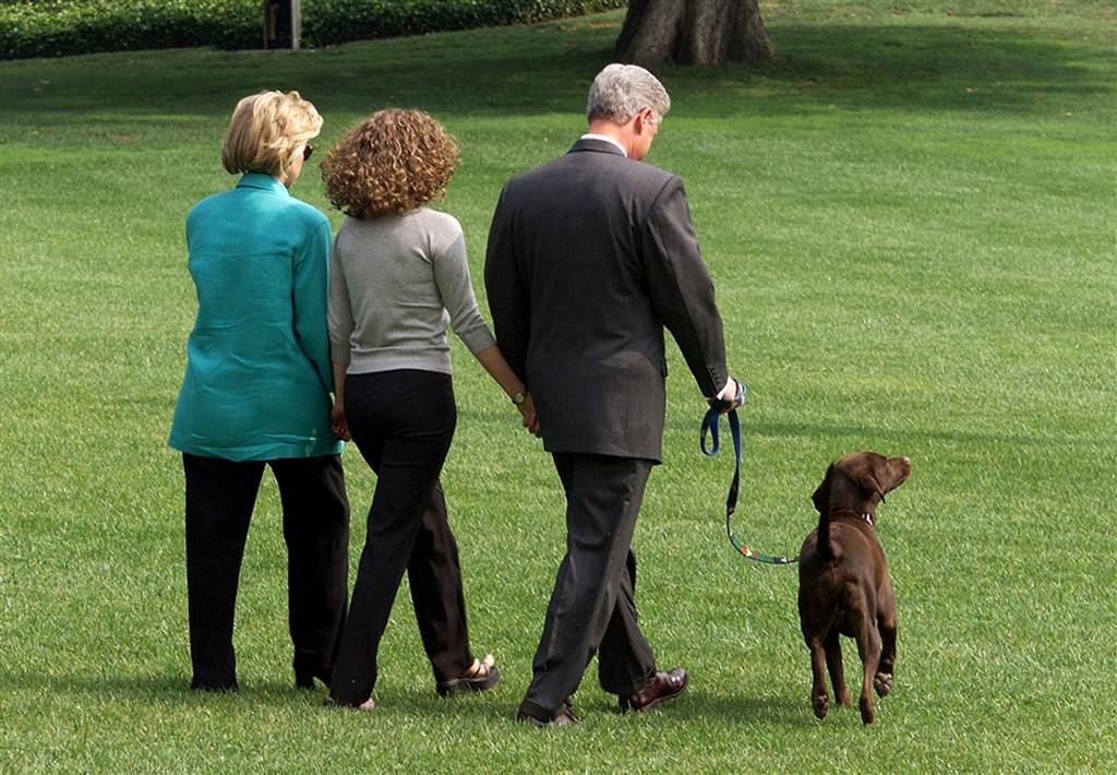 Cuộc đời và sự nghiệp của Hillary Clinton - 9 Năm 1998, gia đình Clinton gặp sóng gió khi Tổng thống Bill Clinton thừa nhận có quan hệ tình ái với nữ thực tập sinh Nhà Trắng Monica Lewinsky. Tuy nhiên, bà Hillary vẫn thể hiện niềm tin vào sự bền vững của hôn nhân với chồng. Trong ảnh, gia đình Clinton rời Nhà Trắng đi nghỉ ở Vineyard tháng 8/1998 (Ảnh: AFP)
