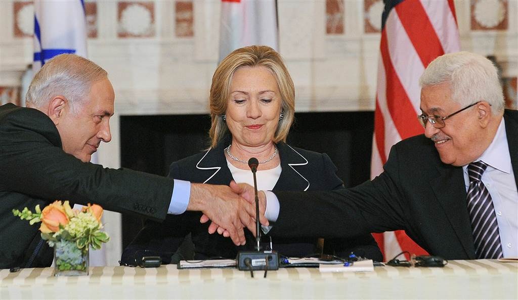 Cuộc đời và sự nghiệp của Hillary Clinton - 15 Tháng 9/2010, Ngoại trưởng Hillary Clinton chứng kiến Thủ tướng Israel Benjamin Netanyahu (trái) và Tổng thống Palestine Mahmoud Abbas bắt tay trong cuộc đàm phán giữa các bên tại Washington (Ảnh: AFP)